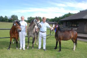 Ponyland Catryn, Ponyland Olivia und Ponyland Bella mit Pia Wieczorek und Basti.